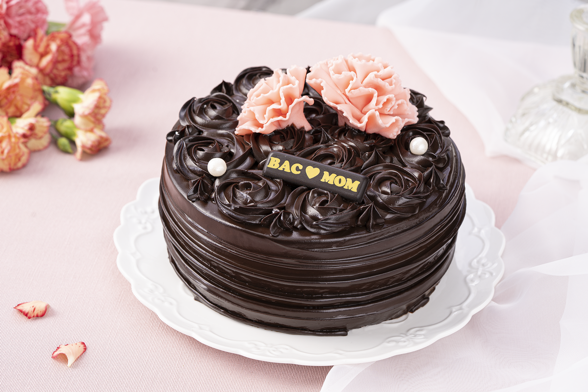 BAC獻上專屬媽媽的高雅之作「伯爵夫人茶韻蛋糕」，頂層以手工捏製的粉紅色康乃馨與珍珠造型巧克力精巧點綴，象徵真摯的感恩之情。（990元／6吋、1,900元／8吋，BAC提供）