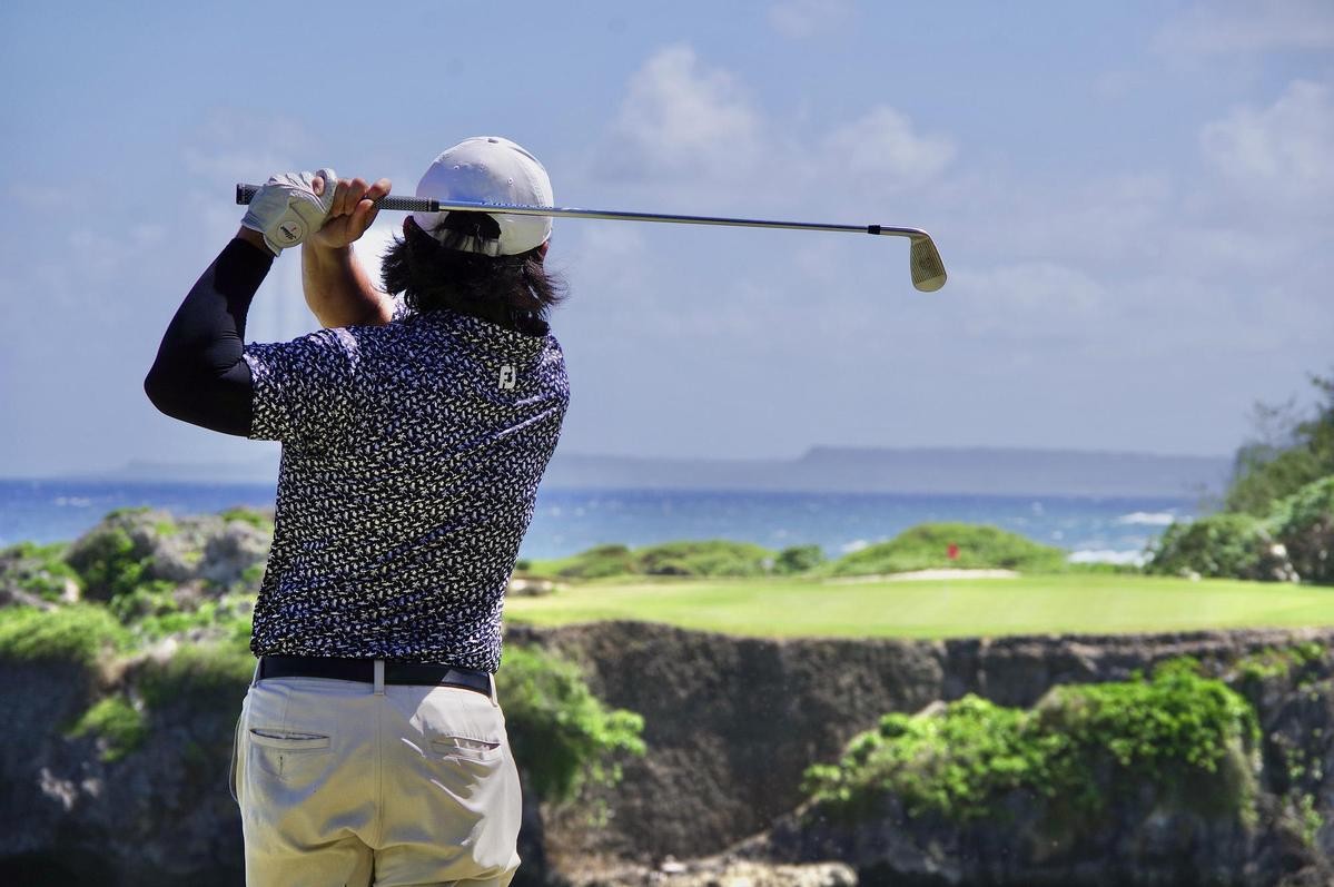雄獅旅遊根據關島旅遊特色，推出高爾夫球主題行程，將愛好者一次挑戰三座地形截然不同的球場。（雄獅旅遊提供）