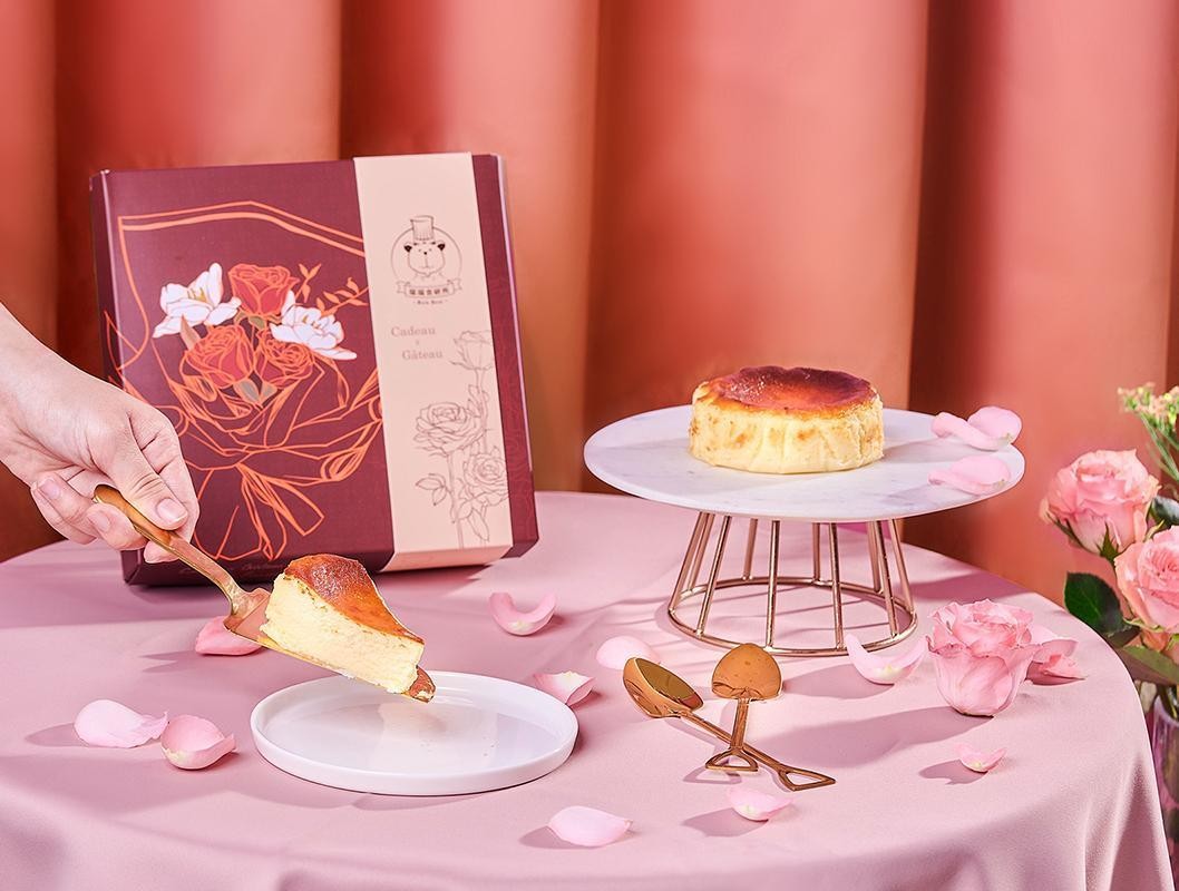 「國王巴斯克-法國玫瑰禮盒」包含經典商品「4吋國王巴斯克」最熱銷的原味、草莓、可可及蜂蜜4款口味以及獨家限量品牌保冷袋、金湯匙2組。（1,810元／組，瑞瑞•食研所提供）