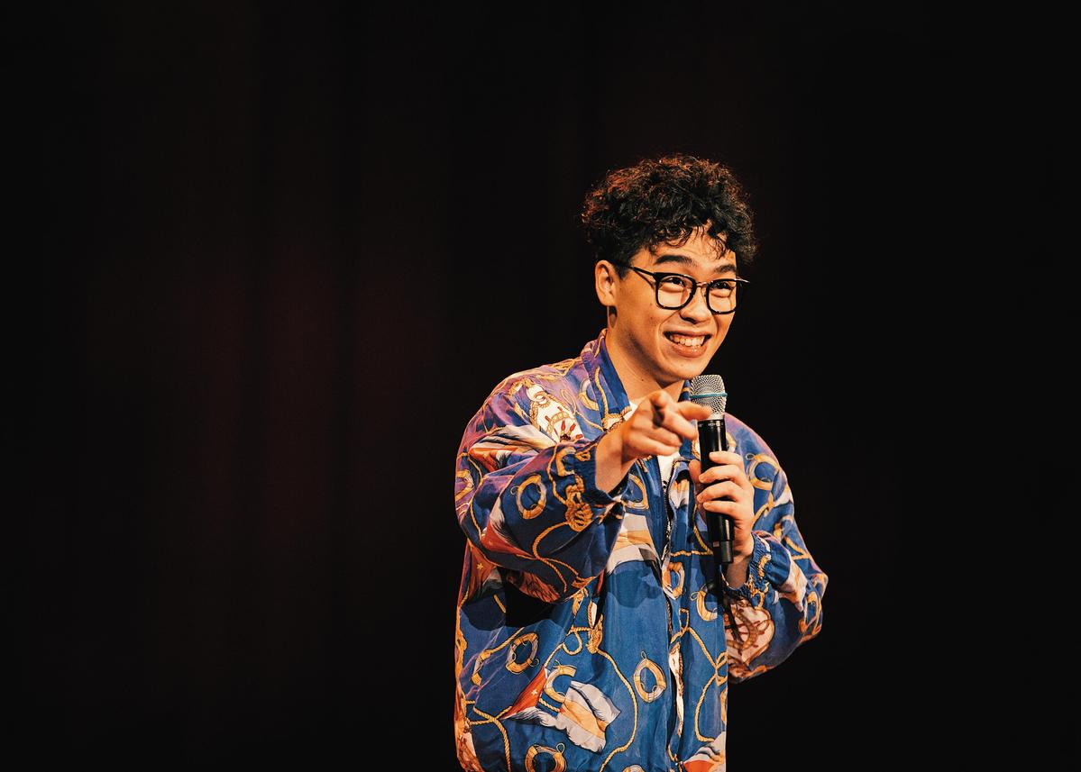 賀瓏去年在台北國際會議中心舉辦個人單口喜劇專場《妳好就好》，登上三千人的大舞台。（薩泰爾娛樂提供）