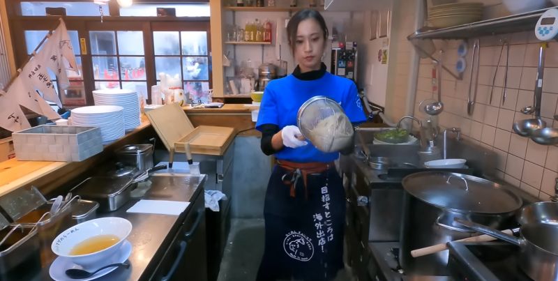 ▲女老闆Dafu chan雖然靠著美顏爆紅，但她的廚藝也絲毫不馬虎。（圖／翻攝ramen chonmage channel頻道）