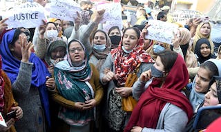 Pakistani_Women_holding_placards_during_