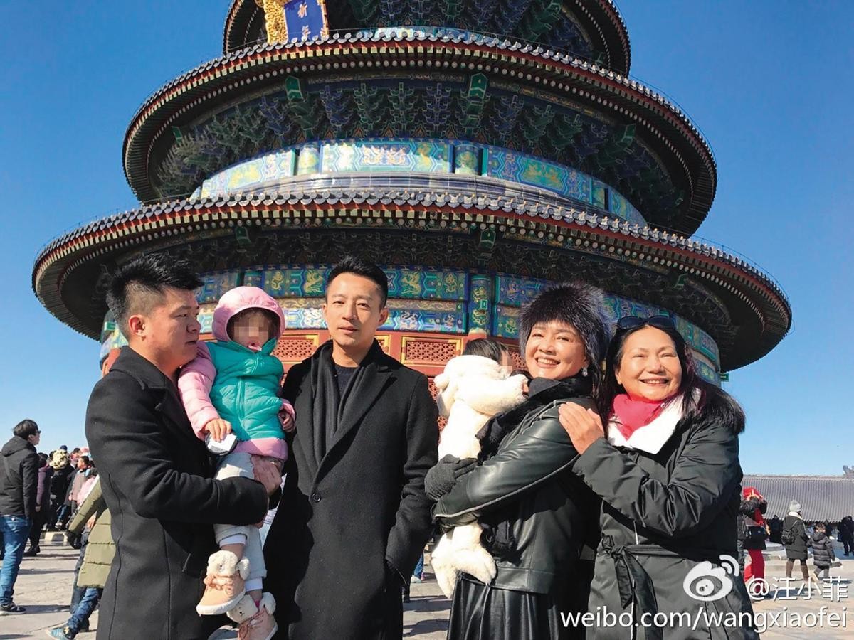 過去汪小菲（左三）曾和媽媽張蘭（右二）、S媽（右一）等人一同出門旅遊，看來還是和樂融融。（翻攝自汪小菲微博）