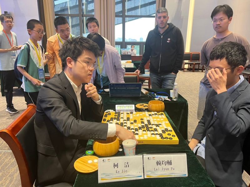 ▲柯潔（左）與台灣選手賴均輔(右)在賽事32強對決，最終由賴均輔贏下對弈。（圖／翻攝海峰棋院臉書）