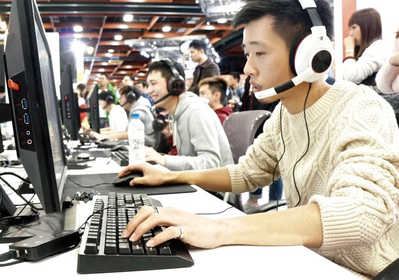 A row of gamers in the heat of competition at the Taipei Game Show. Photo Credit: Jules Quartly/Taiwan Business TOPICS