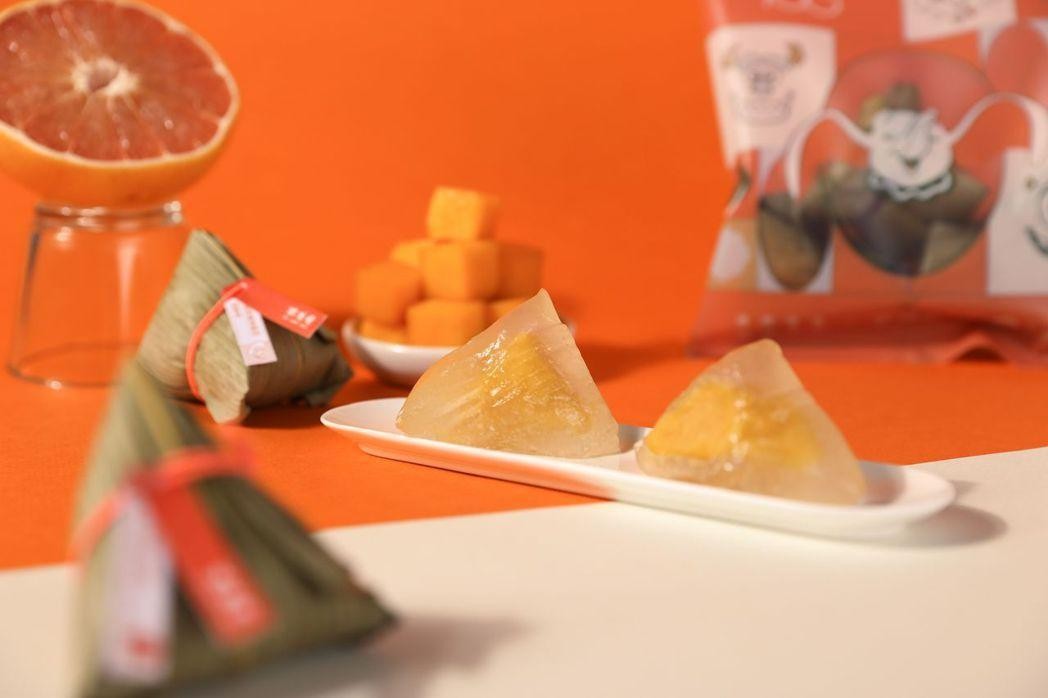 以經典港式消暑甜品打造出的「楊枝甘露冰粽」，是今年全新推出的口味，每一口皆是濃郁芒果及清甜柚香，口感豐富。（舊振南提供）