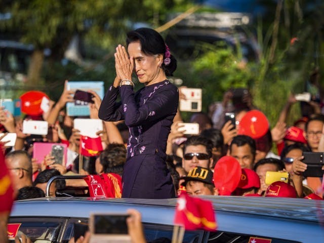 Aung San Suu Kyi Holds Last Campaign Rally in Yangon