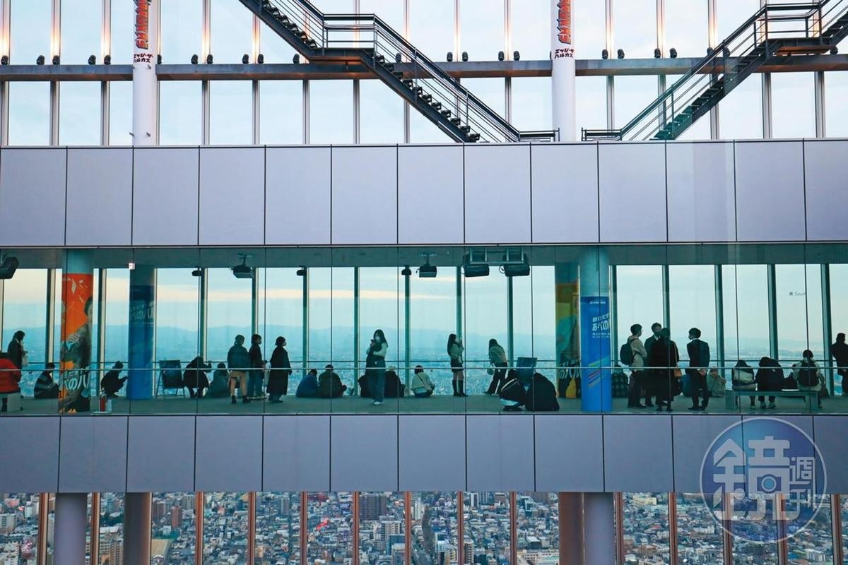 「HARUKAS 300」中標高288公尺的60樓天上迴廊，可以360度俯瞰大阪城市景觀。