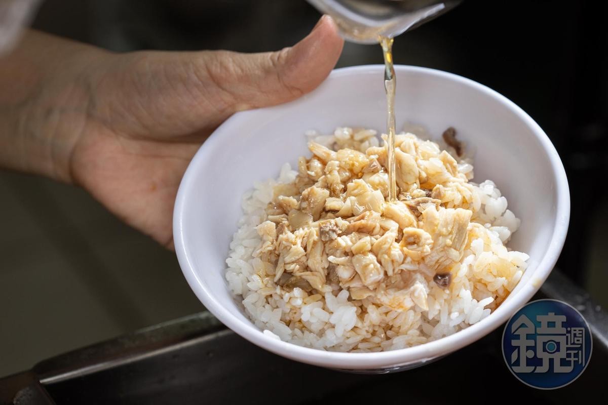 「火雞肉飯」會淋上自己炸的雞油和豬油，讓米飯吃起來更油潤有味。（30元／小碗）