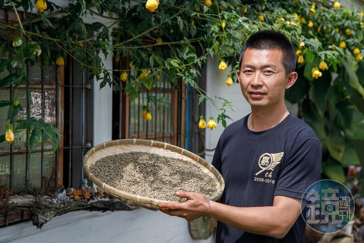 琥珀社咖啡莊園主理人陳合德是第五代茶農子弟，他將家中的茶園改種咖啡，採用友善環境的無毒種植方式。