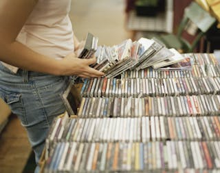 唱片行＿CD＿Woman Going Through CDs in Record Store
