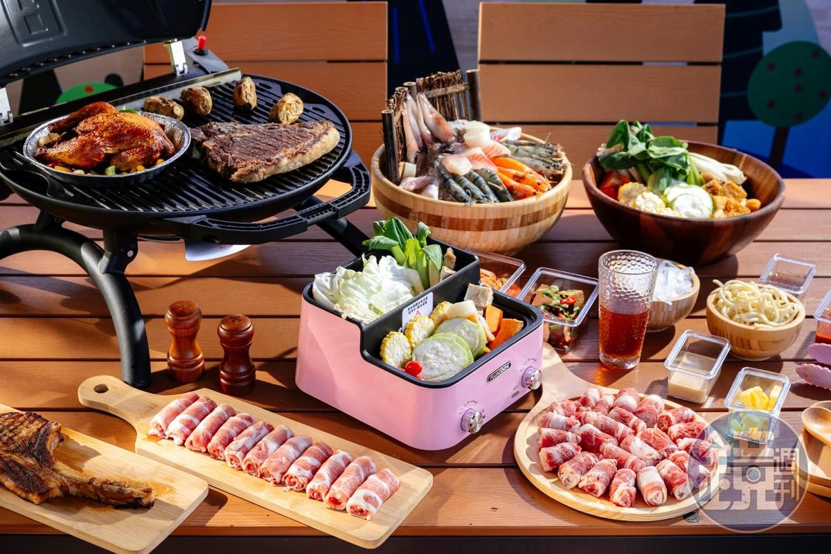 「BBQ豪華海陸火烤饗宴」食材澎湃多元，可在露營車旁的戶外區棧板享用，體會營火烤肉的樂趣。