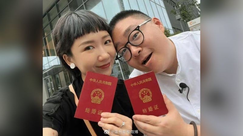 ▲郝劭文（右）去年4月求婚成功、5月與中國籍化妝師林寧瑞（左）結婚。（圖／翻攝自微博）