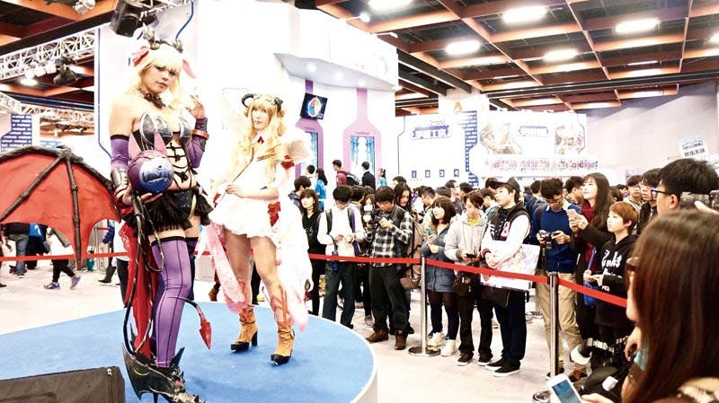 Models add to the glitz and glamour of the 2016 Taipei Game show. Photo Credit: Jules Quartly/Taiwan Business TOPICS