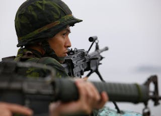 國軍＿陸軍＿Soldiers prepare for a beach raid during the 2010 Han Kuang military exercise in Pingtung