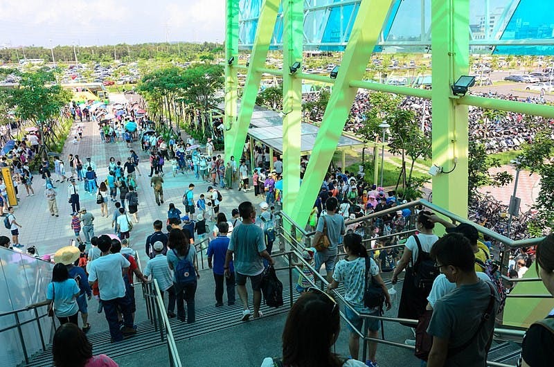 800px-Visitors_Leaving_MRT_Gangshan_Sout