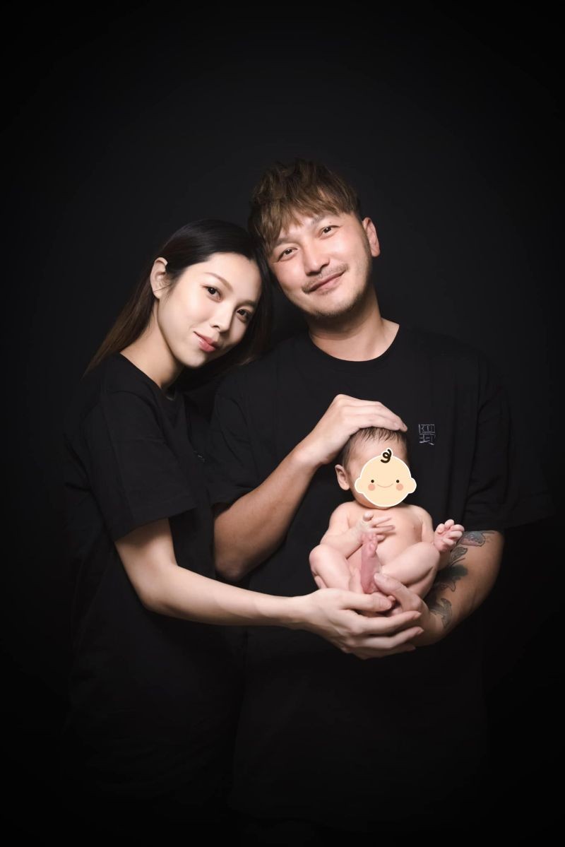 ▲KID（右）和Rita年初迎來第一胎兒子。（圖／翻攝自林柏昇KID臉書）