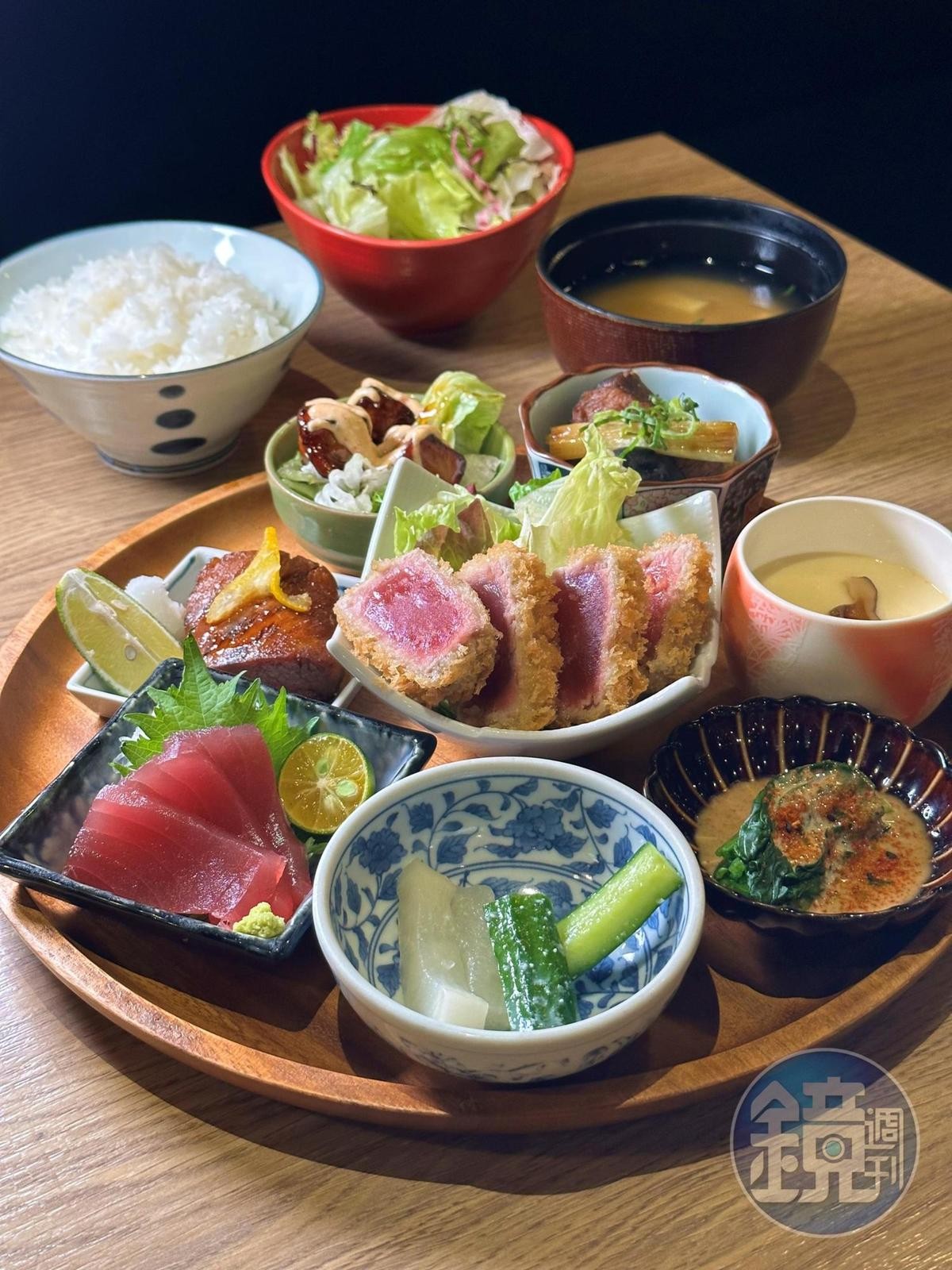 「鮪魚滿腹御膳」包含鮪魚的5種吃法，另附沙拉、漬菜、白飯和湯品。（480元／份）