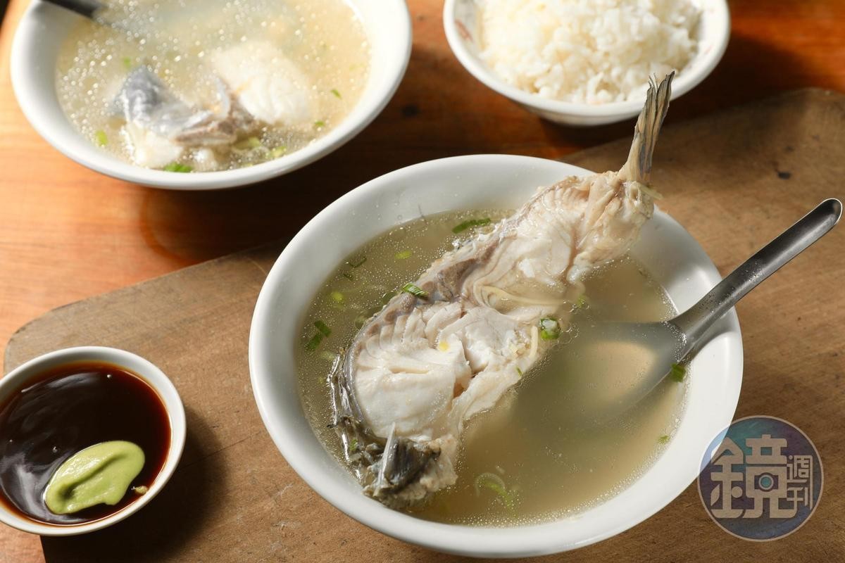 「草魚肉湯」有厚切大片的魚身肉，口感鮮嫩無土味，可以蘸點芥末醬油膏提鮮。（60元／碗）