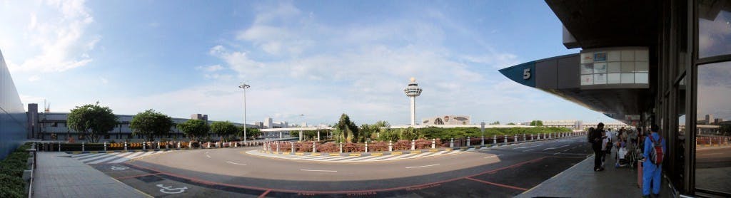 Changi_Airport_Terminal_1_-_Gate_5-1024x278