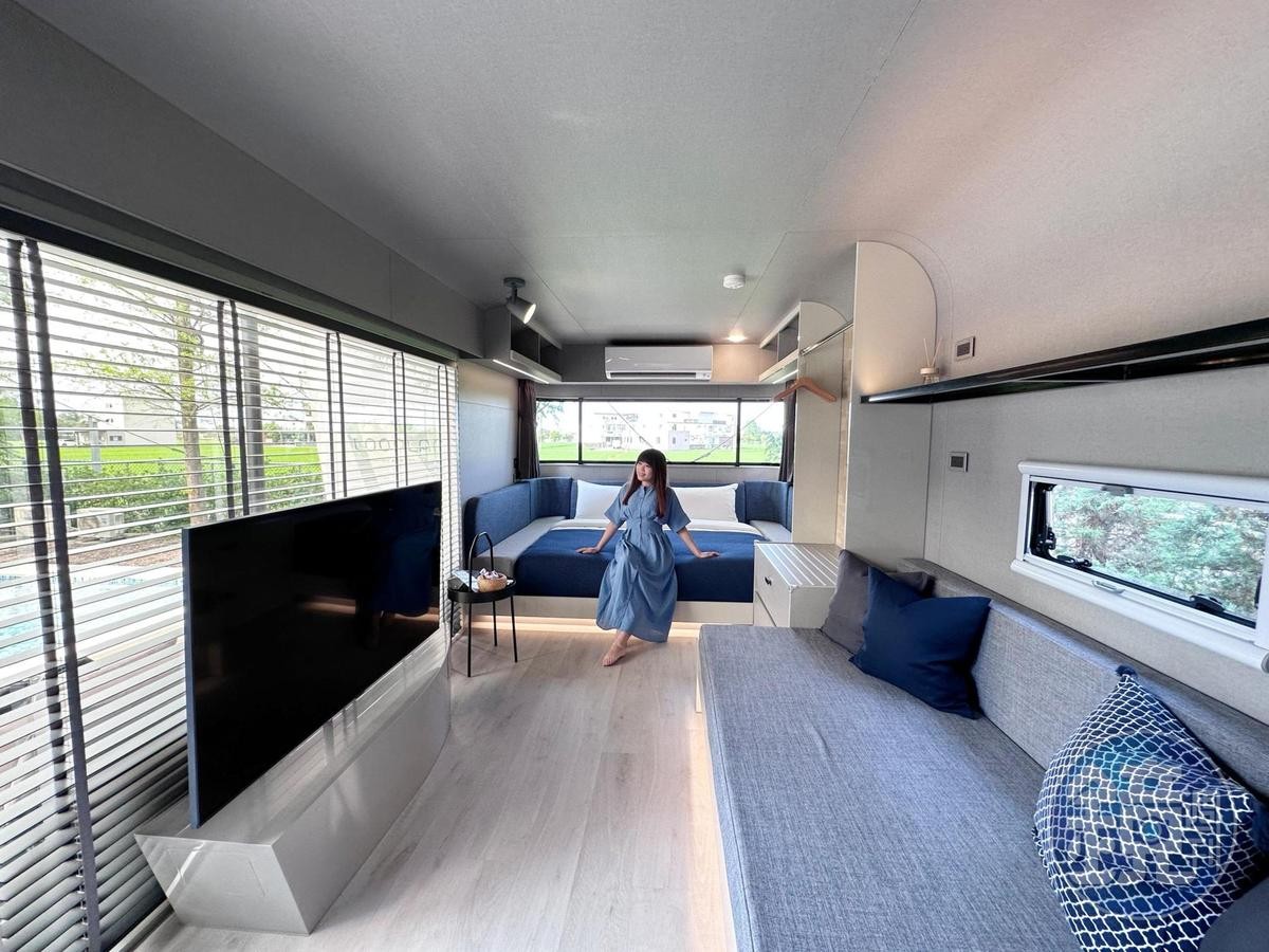 露營車內裝刻意不隔間，打造寬敞舒適的起居空間。
