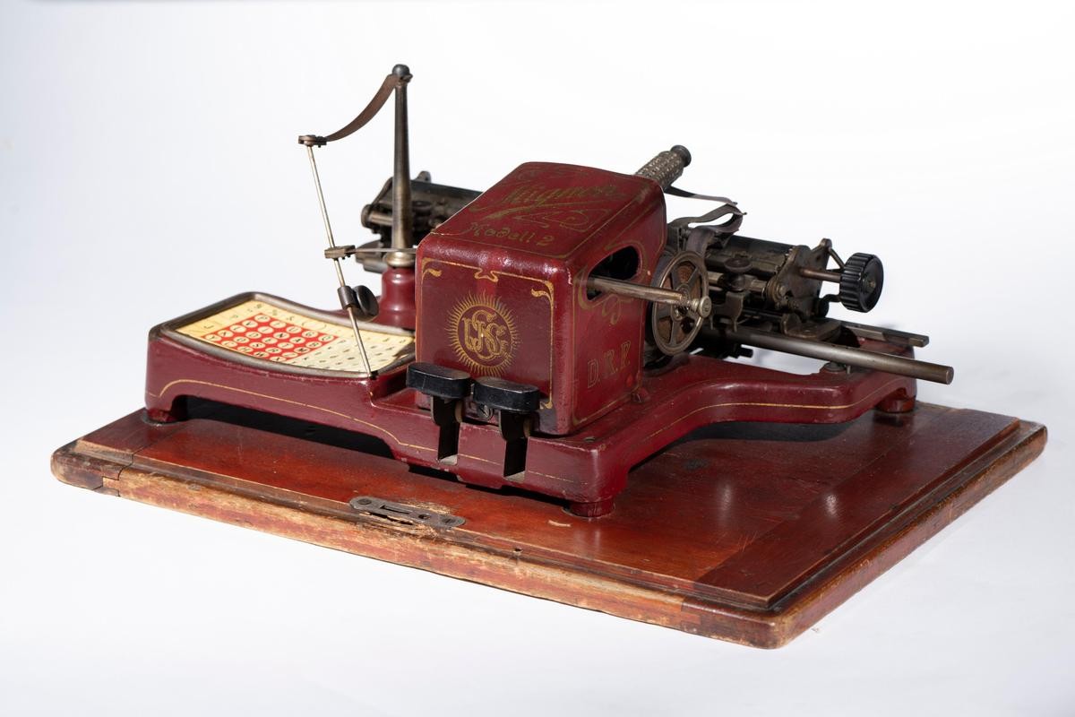 奇美博物館產業類典藏〈AEG米尼翁2號打字機〉，德國，1905年。（奇美博物館提供）