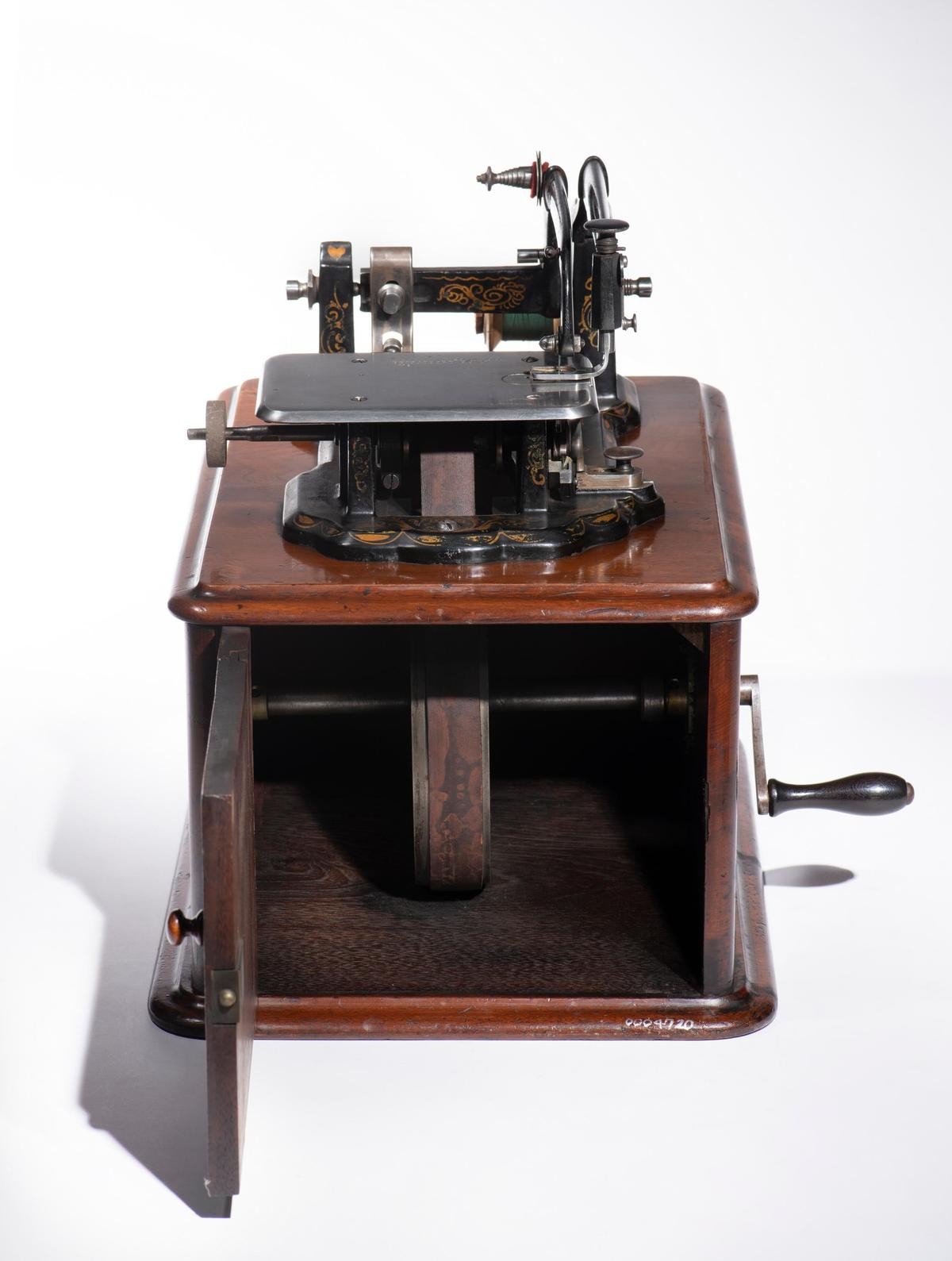 奇美博物館產業類典藏〈惠勒與威爾遜縫紉機〉，美國，19世紀下半葉。（奇美博物館提供）