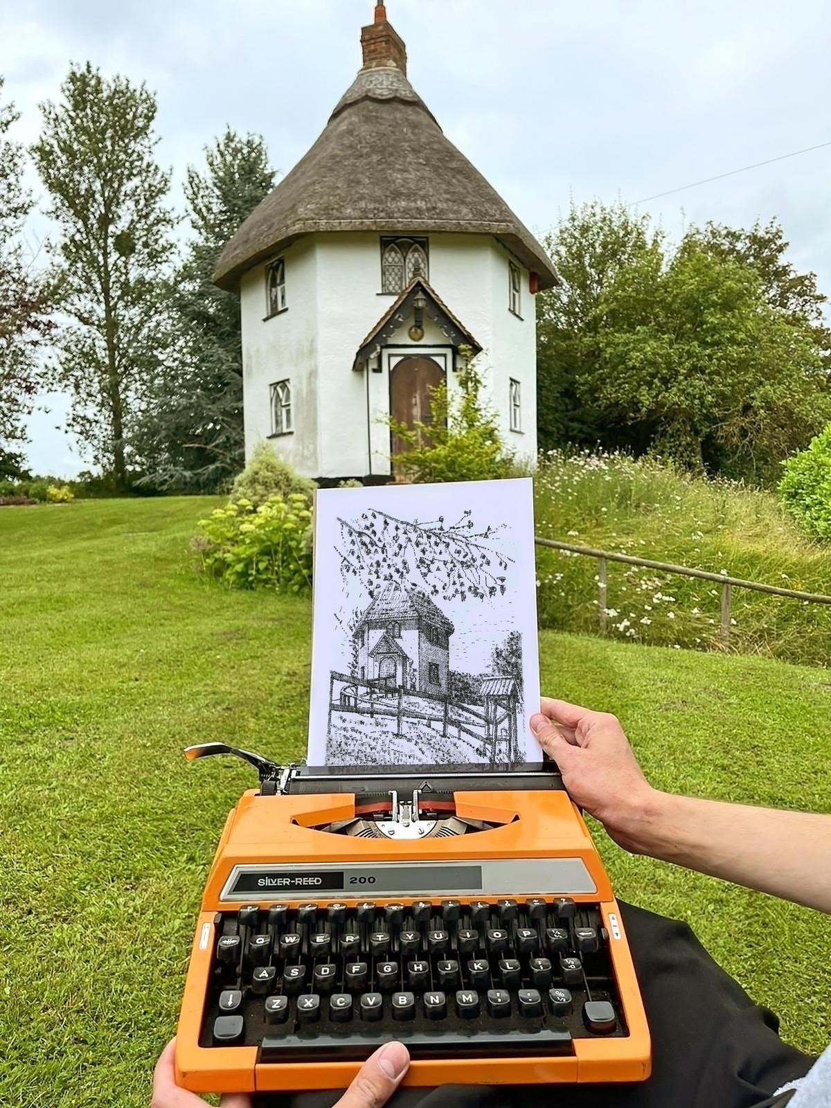 詹姆斯．庫克2020年以打字機創作的作品〈芬欽菲爾德的圓屋〉。（詹姆斯．庫克提供）