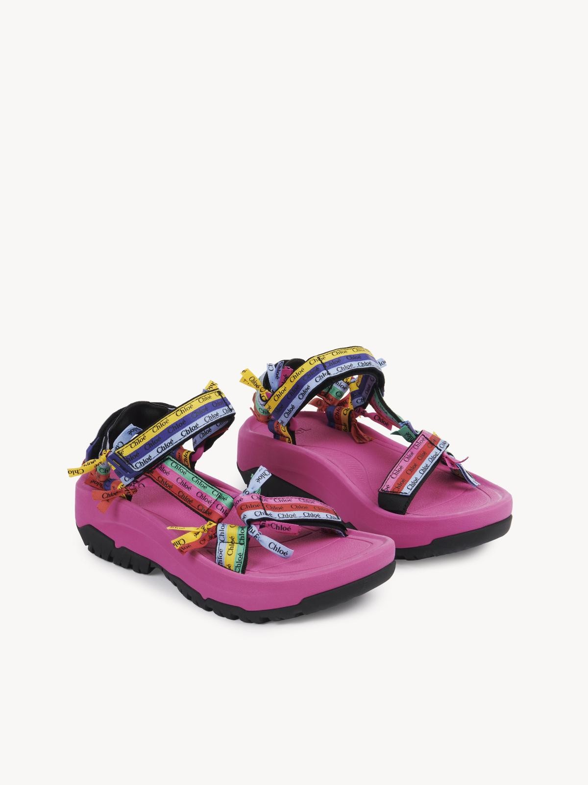 Chloé Teva聯名款彩色粉色涼鞋。NT$17,200（Chloé提供）