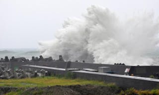 颱風米塔來襲　宜蘭南方澳掀巨浪（1）