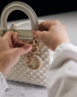 Lady Dior 奶油白串珠刺繡籐格紋小羊皮小型提包，NT305,000。