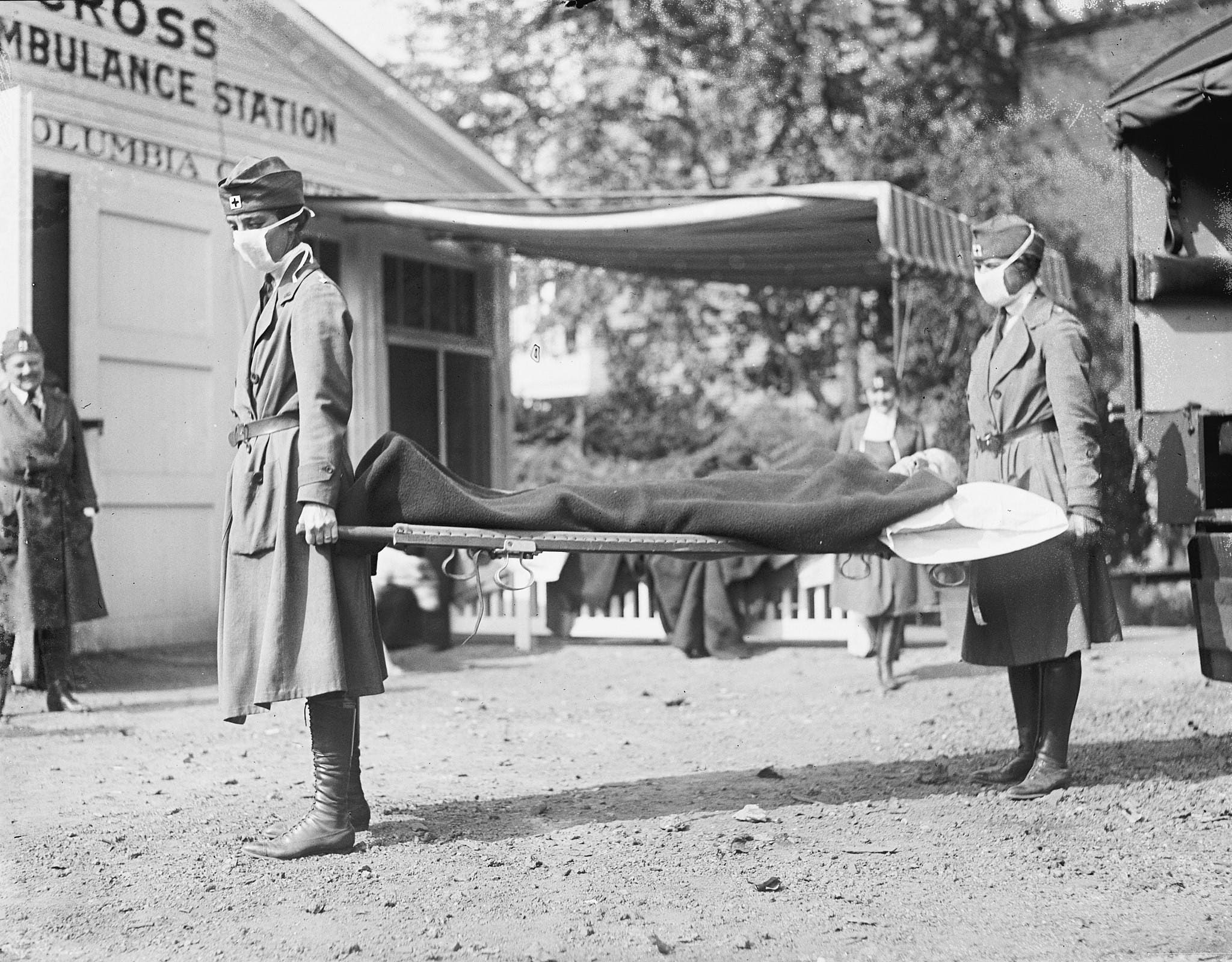 1918_flu_outbreak_RedCrossLitterCarriers
