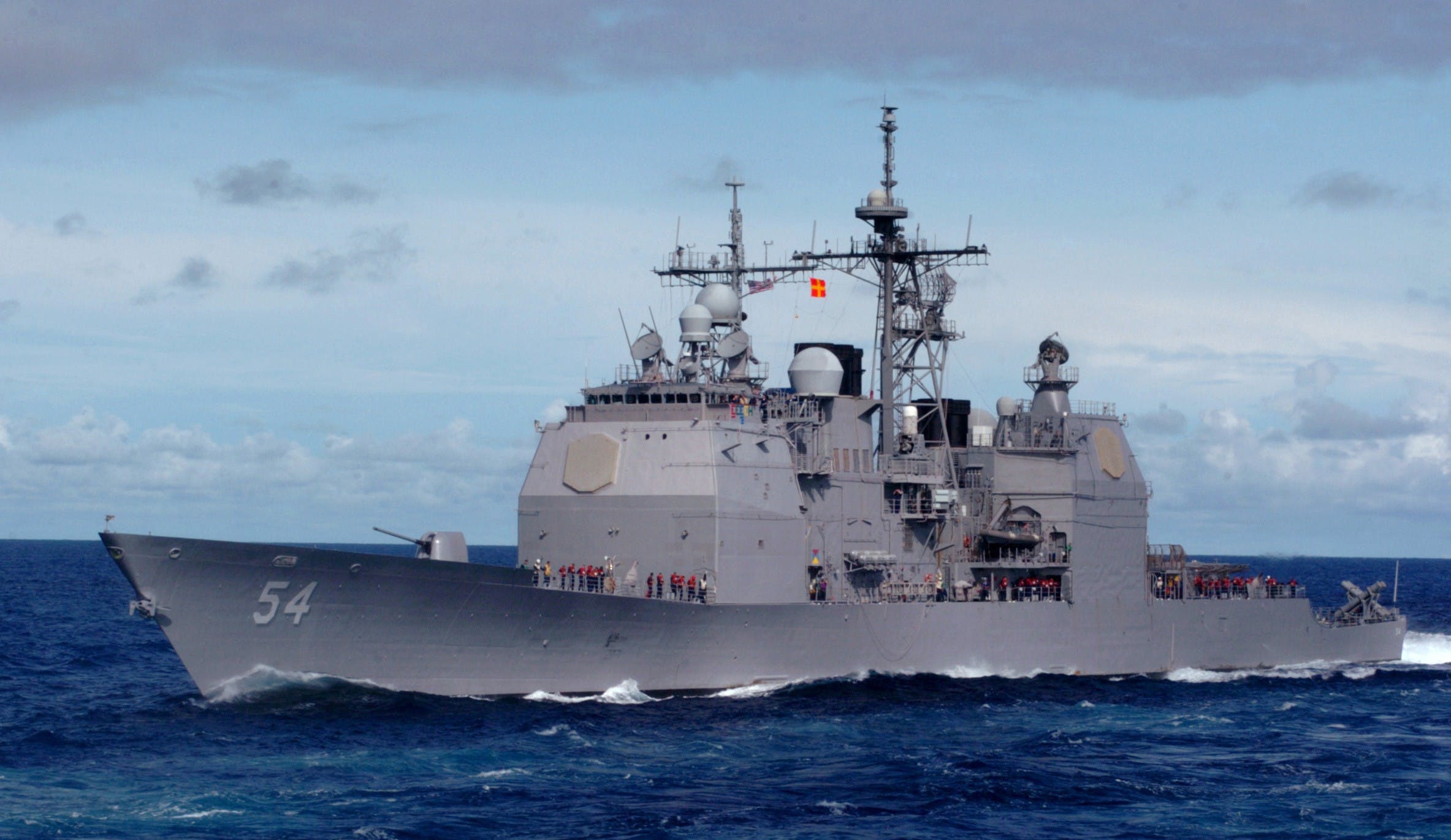 USS_Antietam_(CG_54)_approaches_to_refue