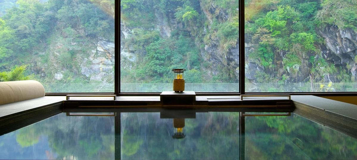 沐蘭SPA每間芳療室皆有大片玻璃窗，一邊體驗「旅人最愛紓解時差按摩」療程一邊飽覽窗外山水之美。3,680元／人。 （飯店提供）