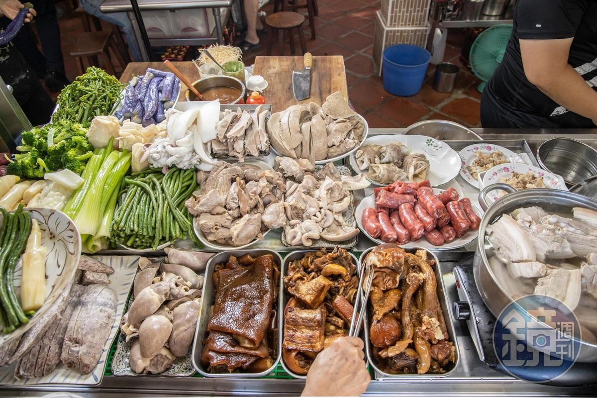 餐檯上擺滿各式肉品、豬內臟和蔬菜，選擇非常多樣，而且都是親民銅板價。