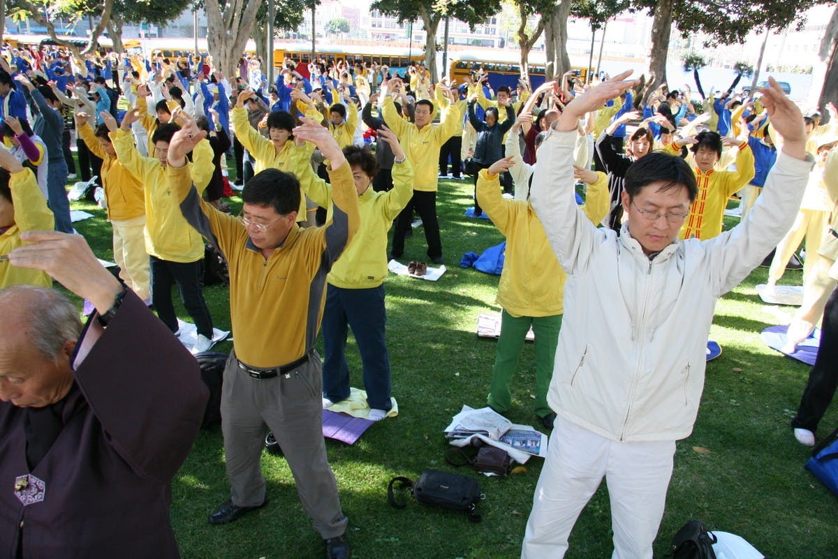Falun_Dafa_the_second_exercise_standing_