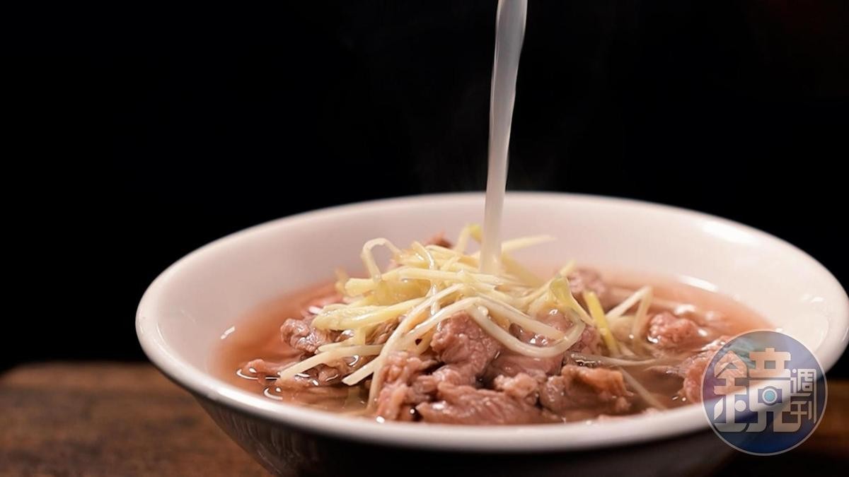 「牛肉湯」的肉片有厚度，嚼勁十足，湯頭可以免費續加。（150元／碗）