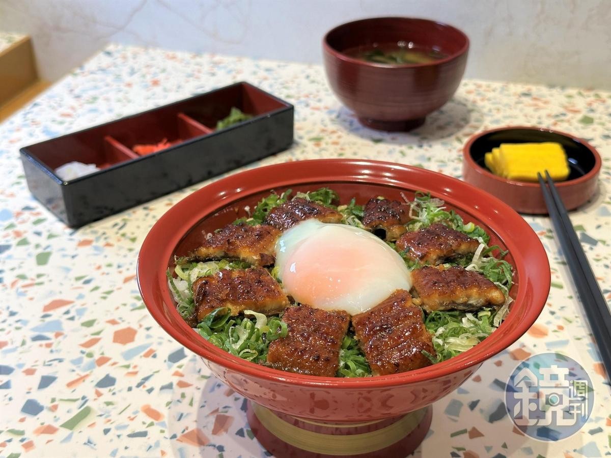 「溫玉蔥花鰻魚丼」可將魚肉沾點蛋黃、配著蔥花吃，變化口味。（388元／份）