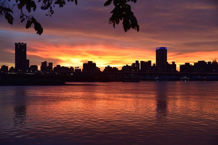 ▲大稻埕河畔的絕美夕陽，與波光粼粼的河水相互輝映。　圖：臺北市政府觀光傳播局／提供 