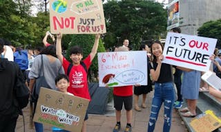 年輕學子參加環保抗議活動