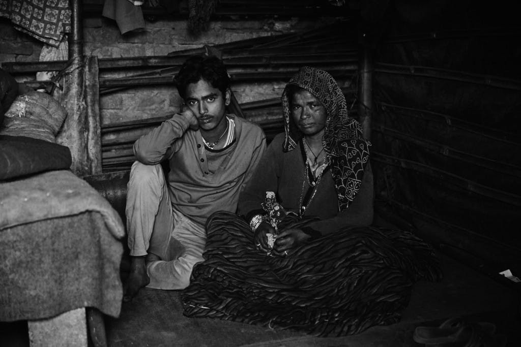 母子共居在巴格瑪蒂河旁的貧民窟中。 