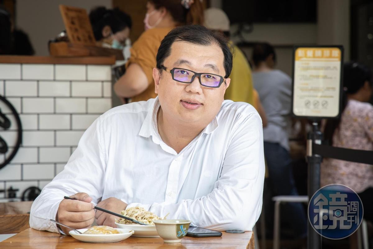 「蘭桂坊花園酒店」營運部總經理顏永明（胖哥），對嘉義小吃充滿熱情，曾在2年內試吃超過250攤小吃店家。