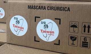 捐口罩給巴西_箱外貼有台灣能幫忙標籤
