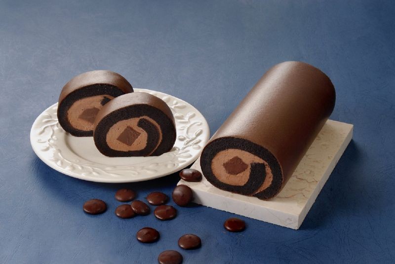 ▲Weiss生巧克力生乳捲使用法國百年品牌72%生巧克力，一整條包入北海道奶霜。（圖／亞尼克）