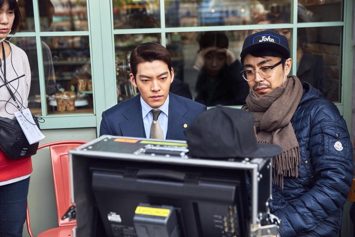 金宇彬（左）2016年演出曹義錫導演執導電影《偷天對決》。（翻攝自Daum Movie）