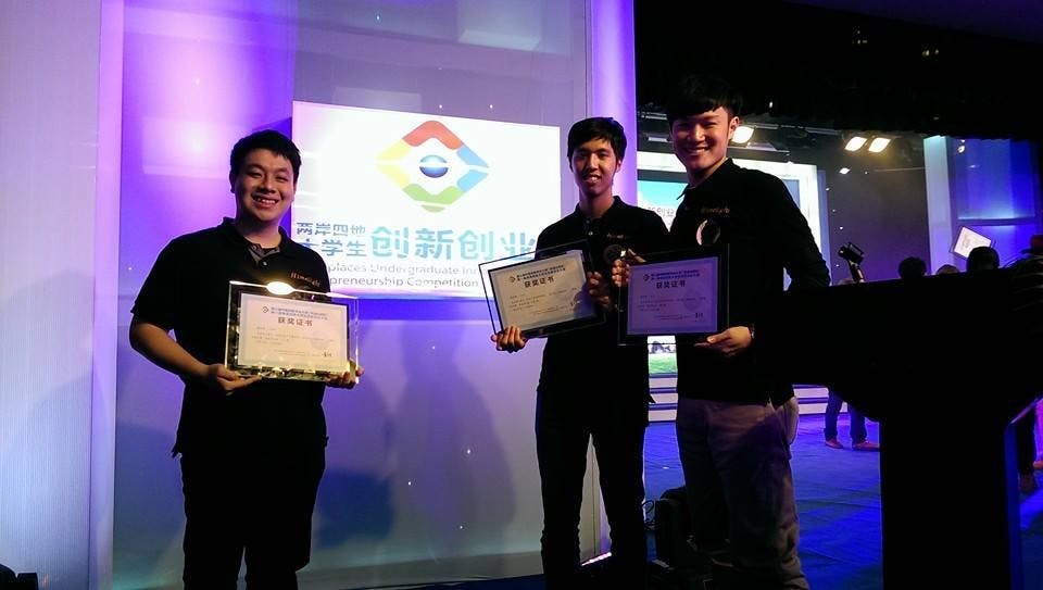 2014年8月，團隊在第一屆兩岸四地創新創業競賽得獎的照片，攝於中國廣州。Photo Credit：Himelight團隊