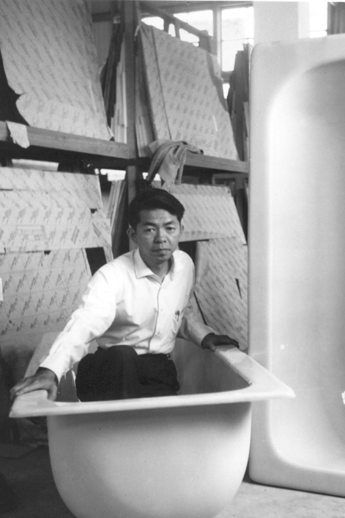 特展中分享許文龍先生的人生小故事，圖為他年輕時坐在自家生產的壓克力浴缸之情景。（奇美博物館提供）