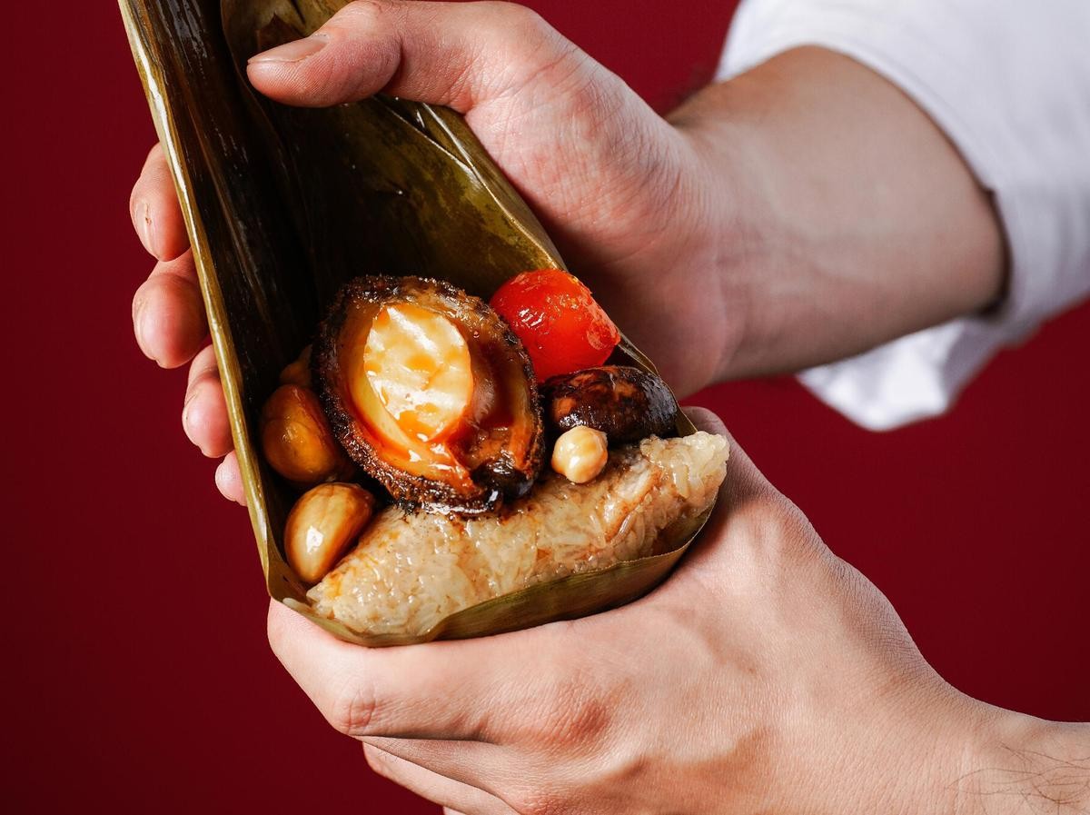 選用肥美原粒鮑魚的「椒麻鮑魚粽」，入口滿是令人上癮的香醇麻辣感。（老新台菜提供）