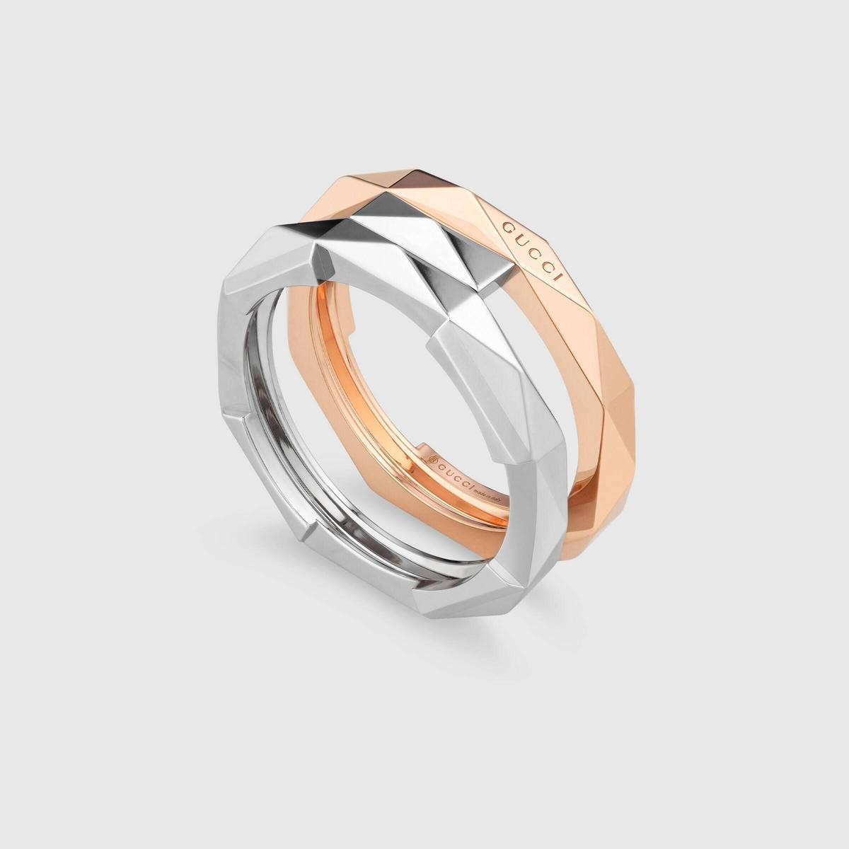 18K玫瑰金與白金幾何飾釘雙環戒指。NT$124,000（古馳提供）