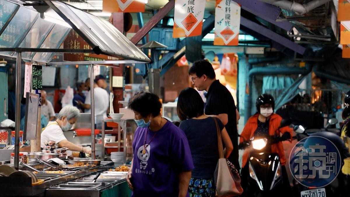 在地人會把東市場當作自家廚房，直接在攤子上現吃，或買熟食給家人加菜。